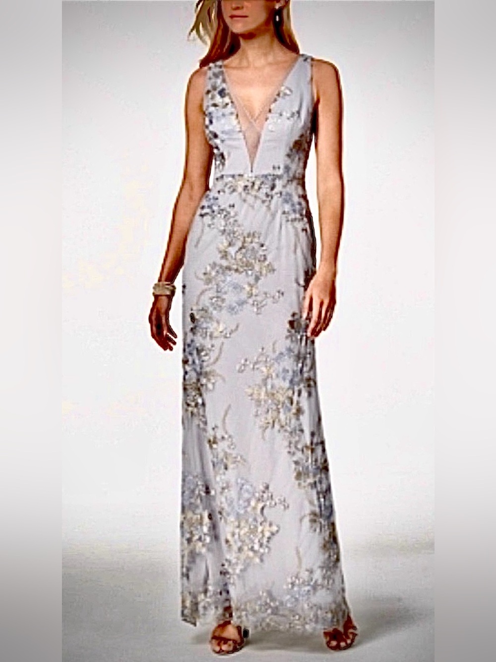 GORGEOUS NWT 🌟🌟 Embroidered Silver Gray Long Gown with Scalloped Hem 💫